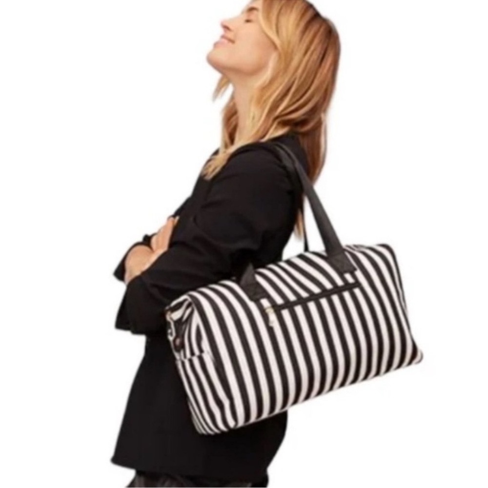Alice and Olivia duffel bag. Never used but without tags. Retails for $135.